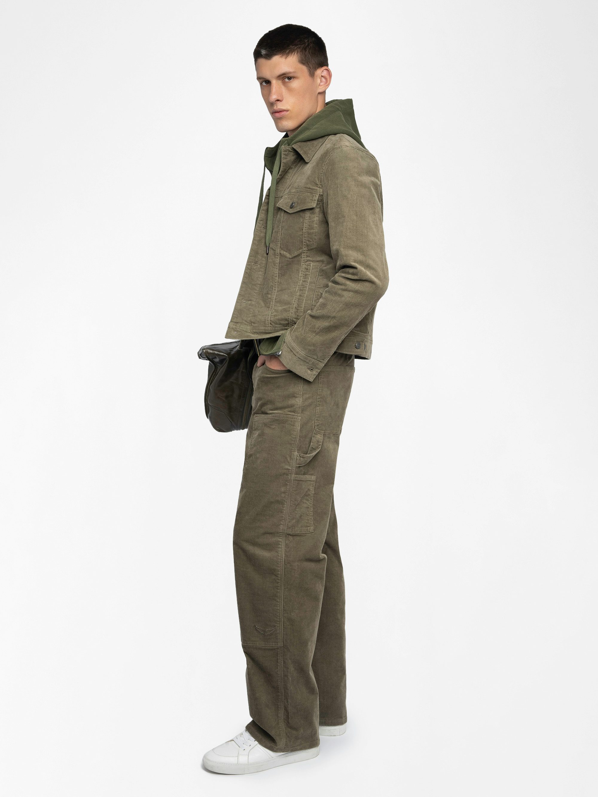 Bases Velvet Jacket - Velvet jacket, long sleeves with button closure and wing embroidery on the back.